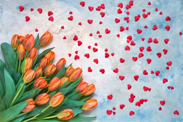 Valentinstag Hintergrund Orangefarbene Tulpen Und Rote Herzen Ansicht Von Oben — Stockfoto