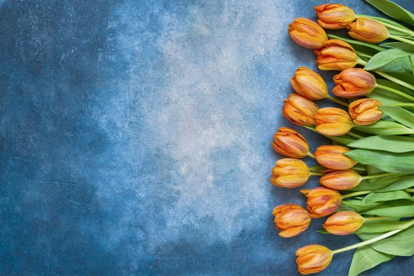 Orangefarbener Tulpenstrauß Auf Blauem Aquarell Hintergrund Kopierraum Draufsicht Urlaubshintergrund Grußkarte — Stockfoto