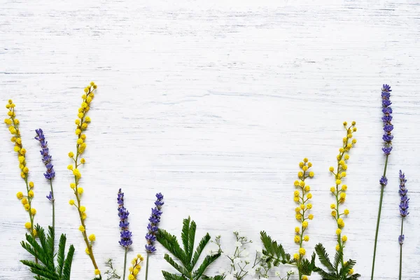 Zioła Kwiaty Białym Tle Drewnianych Widok Góry Kopiować Miejsca Koncepcja — Zdjęcie stockowe