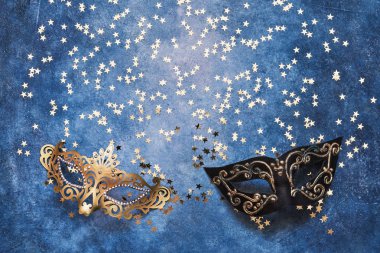 İki karnaval maskesi ve mavi zemin üzerine altın yıldız. Görünümü en çok, uzay kopyalayın. Karnaval parti kutlama kavramı.