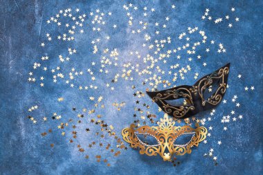 İki karnaval maskesi ve mavi zemin üzerine altın yıldız. Görünümü en çok, uzay kopyalayın. Karnaval parti kutlama kavramı.