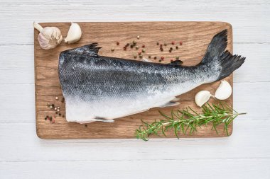 Rosmary ve sarımsak kesme tahtası üzerinde Çiğ somon balık. Görünümü en çok, uzay kopyalayın. Organik gıda