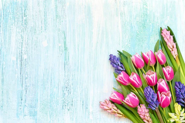Frühlingsblumen Strauß auf blauem Hintergrund. Ansicht von oben, Kopierraum. — Stockfoto