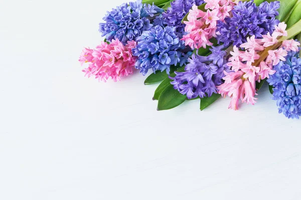 Hyazinthenblütenstrauß auf weißem Hintergrund. Draufsicht, Copy Spa — Stockfoto