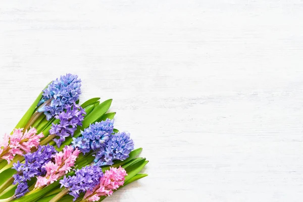 Hyazinthen-Blumenstrauß auf weißem Holzhintergrund. Draufsicht, c — Stockfoto
