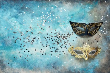 Renkli arka planda iki karnaval maskesi ve gümüş yıldız. En iyi v