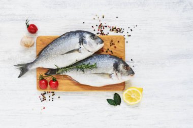 Sebze ve baharatlar ile ham taze Dorada balık. Sağlıklı gıda c