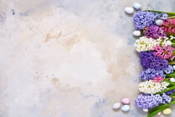 Osterhintergrund. Hyazinthenblüten und dekorative Ostereier. — Stockfoto