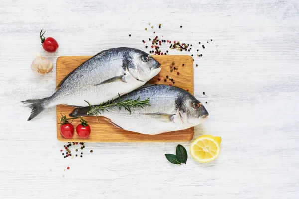 Nyers friss Dorada halat a zöldségek és fűszerek. Egészséges élelmiszer-c — Stock Fotó