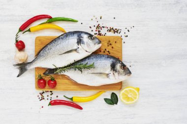 Ahşap kesme tahtasında baharatlarla ham taze Dorada balığı. Sağlık