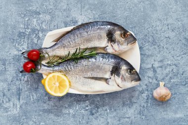 Ahşap kesme tahtasında baharatlarla ham taze Dorada balığı. Sağlık