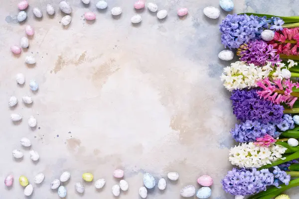 Fond de Pâques. Oeufs de Pâques décoratifs et fleurs de jacinthe f — Photo