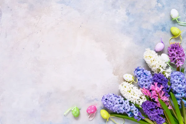 Osterhintergrund. Hyazinthen-Blumenstrauß und dekorativer Geschmack — Stockfoto