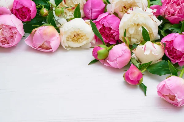 Bouquet Pivoines Blanches Roses Sur Fond Bois Blanc Fond Vacances Image Libre De Droit Par Laima Gri C Bouquet Pivoines Blanches Roses Sur Fond Bois Blanc Fond Vacances Image Libre De Droit Par Laima Gri C