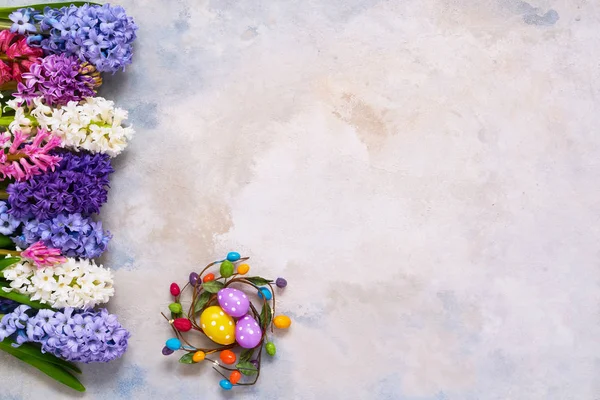 Decoração de Páscoa e flores jacinto buquê flatlay. Copiar spa — Fotografia de Stock