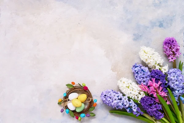 Decoração de Páscoa e flores jacinto flatlay. Espaço de cópia, topo — Fotografia de Stock