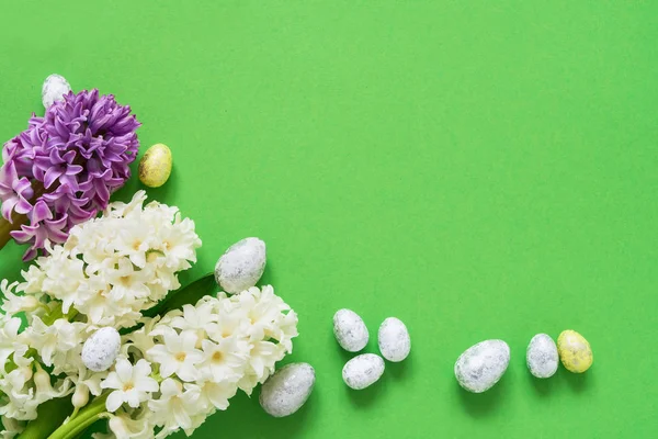 Grüner Osterhintergrund. Frühlingsblumen und dekorative Ostern zB — Stockfoto