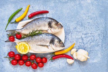 Ahşap kesme tahtası üzerinde baharatlar ile taze dorada balık. Sağlıklı f