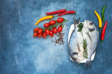 Taze çipura veya mavi adam sebze ile dorada balık