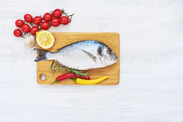 木製のまな板にスパイスと新鮮なドラーダ魚。健康的な f — ストック写真
