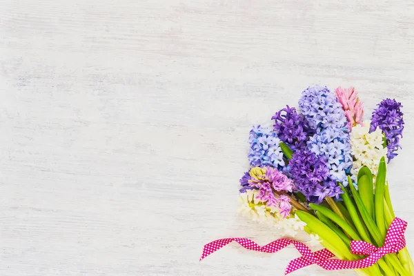 Hyazinthe Blumen Bouquet mit Schleife auf weißem Hintergrund verziert — Stockfoto