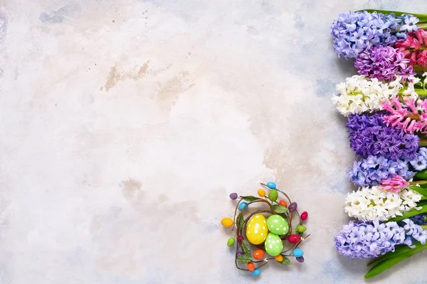 Decoração de Páscoa e flores jacinto buquê flatlay. Copiar spa — Fotografia de Stock