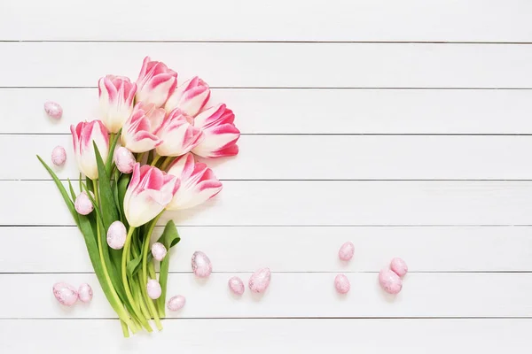 Antecedentes. Ovos de Páscoa decorativos e tulipas rosa no whi — Fotografia de Stock