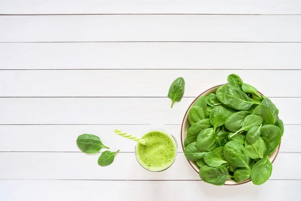 Green smoothie with spinach and kale in glass with straw. Copy — Stock Photo, Image