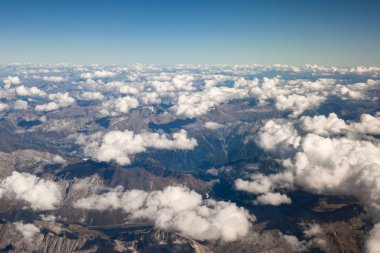 Kabarık beyaz bulutlar, uçak penceresinden bir görünüm