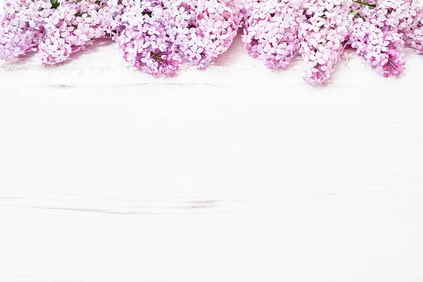 Blumenmuster lila Zweige, Blumen Hintergrund. flache Lage, — Stockfoto