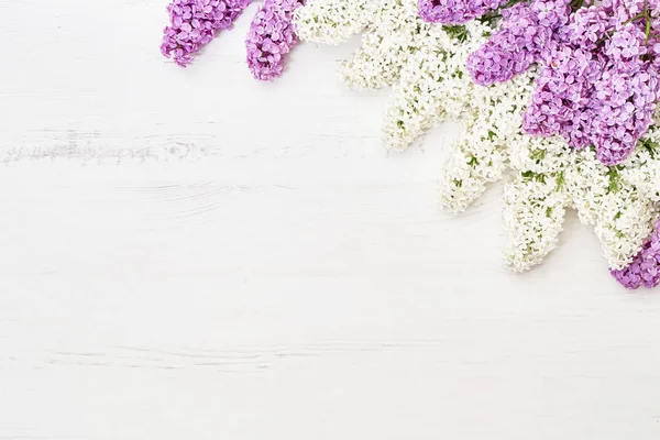 Kwiatowy wzór różowy i biały bzu oddziałów, tło kwiatów. Płaski lay, widok z góry. — Zdjęcie stockowe