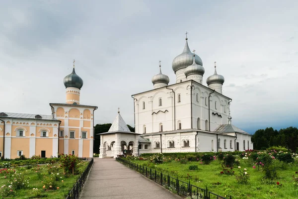 Двор Хутинского Спасо-Преображенского монастыря . — стоковое фото