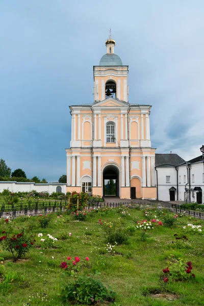 Bell tower van het klooster van het Khutyn van Saviour's Transfiguratie en — Stockfoto