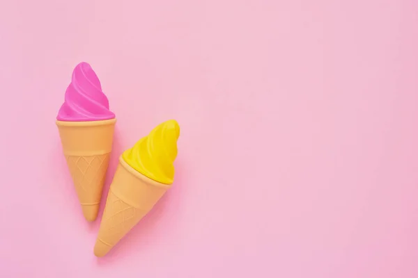 Rosafarbenes und gelbes Spielzeug-Eis auf rosa Hintergrund. Minimalismus, — Stockfoto