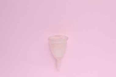 Pembe arka planda menstrüel fincan. Alternatif kadınsı hijyen p