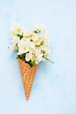 Bir waffle dondurma koni o Philadelphia veya Mock-turuncu çiçekler