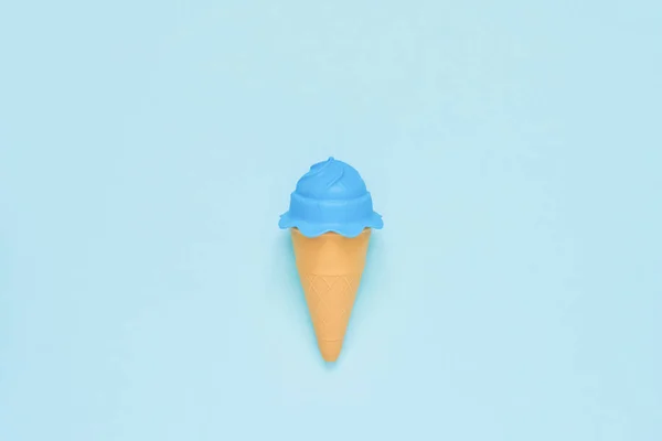 Glace jouet bleu sur fond bleu clair. Minimalisme, été — Photo