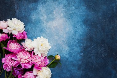 Beyaz ve pembe şakayık buketi ile bakground. Davetiyeler için düz yatıyordu, tebrikler. Tebrik kartı. Kopyalama alanı