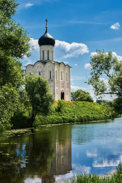 Церковь Покрова на Нерле. Древняя церковь "Покрова на Нерли" летом. Боголюбово, Владимирская область, Золотое кольцо России. 1165 год, 12 век. Всемирное наследие ЮНЕСКО . — стоковое фото