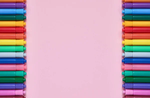 彩色毡尖笔的边框在粉红色背景与文本的地方。回到肖尔概念。顶部视图，复制空间 — 图库照片