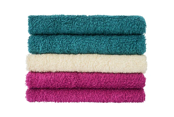 Toalhas de banho coloridas em pilha isoladas sobre fundo branco — Fotografia de Stock