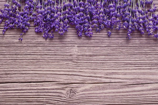 Flores de lavanda fronteira no fundo de madeira velho. Espaço de cópia, vista superior. Fundo de verão. Tonificado — Fotografia de Stock