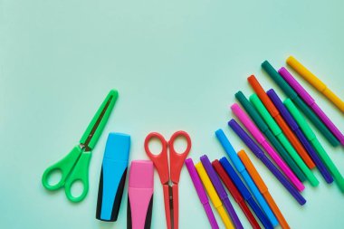 Yeşil arka planda okul konuları. Okul konseptine geri dönelim. Düz yatıyordu, kopya alanı
