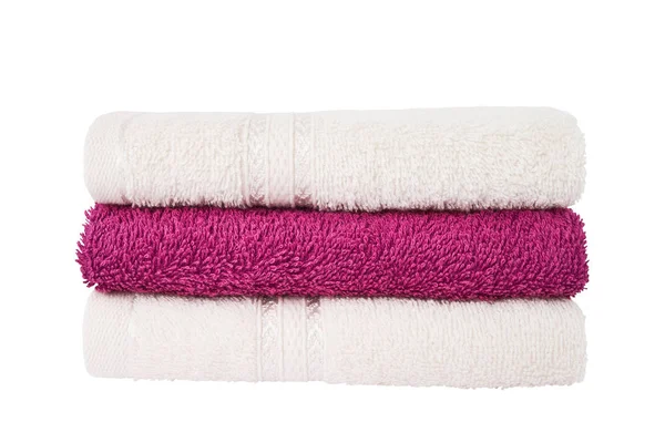 Toalhas de banho rosa e branco em pilha isoladas sobre fundo branco com caminho de recorte . — Fotografia de Stock