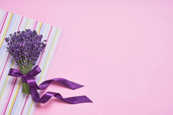 Ein Bündel frischer Lavendel auf rosa Hintergrund. Veilchenblüten. Grußkarte mit Platz für Text. Flache Lage, Kopierraum — Stockfoto