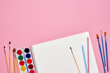 Kalemli spiral not defteri. Pastel pembe zeminüzerine not defteri. Okul konseptine geri dönelim. Kopya alanı, üst görünüm.