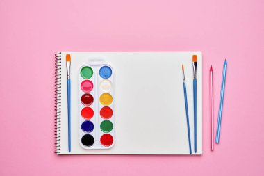 Kalemli spiral not defteri. Pastel pembe zeminüzerine not defteri. Okul konseptine geri dönelim. Kopya alanı, üst görünüm.