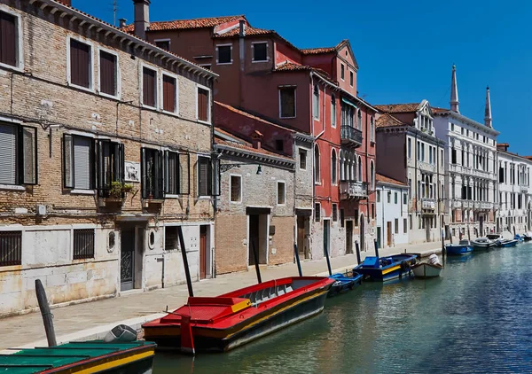 Canal tradicional con barcos en Venecia, Italia. Verano — Foto de Stock