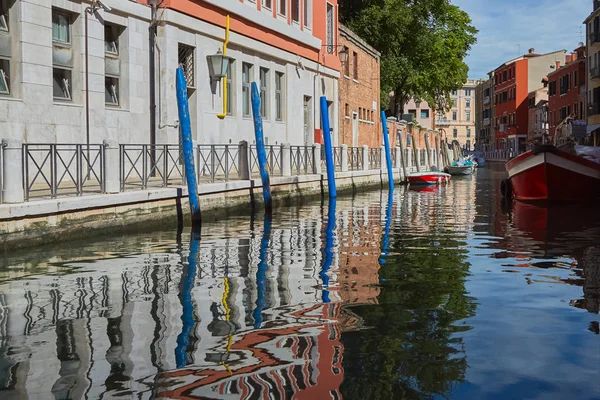 Canal traditionnel avec bateaux à Venise, Italie. Été — Photo