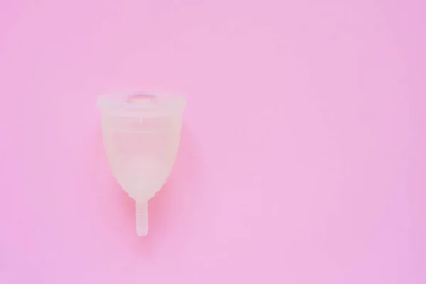 Copa menstrual blanca sobre fondo rosa. Producto alternativo de higiene femenina durante el período. Concepto de salud de las mujeres. Concepto de cero residuos . —  Fotos de Stock